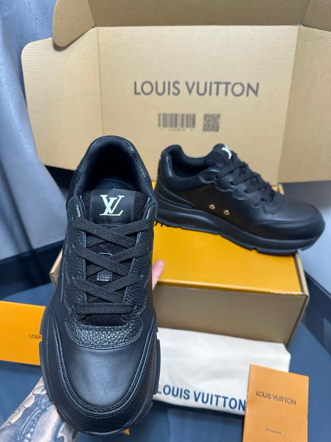 Factory price: 700💰🌈LV | Louis Vuitton 2025𝐬𝐬 🧡💚2025 spring and summer new style top version‼ ️The original version is the same. The counter focuses on the latest casual shoes and new hard goods🆕 ❥Purchasing agent level! Full of high-end feel! A popular model among bloggers at home and abroad, it’s retro and fashionable, and looks stunning on your feet! Wear a lot of happiness! The official website's main recommendation★ ━━━━━ ЅᏇєєt ━━━━━ ▪️Upper: Original custom-made imported calfskin fabric ▪️Inner: breathable gauze imported from Italy ▪️Outsole: rubber foam ➕t men's men's shoes 💰u high-end outsole ▪️Color: nine colors available ▪️Shoe size: 35-44, (45, 46 customized)